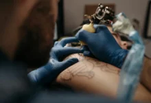 Un artiste tatoueur sécuritaire au travail