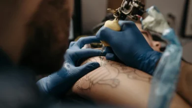 Un artiste tatoueur sécuritaire au travail