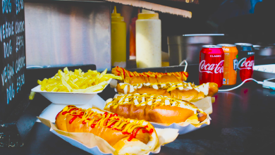 Meilleure cantine à Sherbrooke avec des hot-dogs, frites et liqueurs sur un comptoir