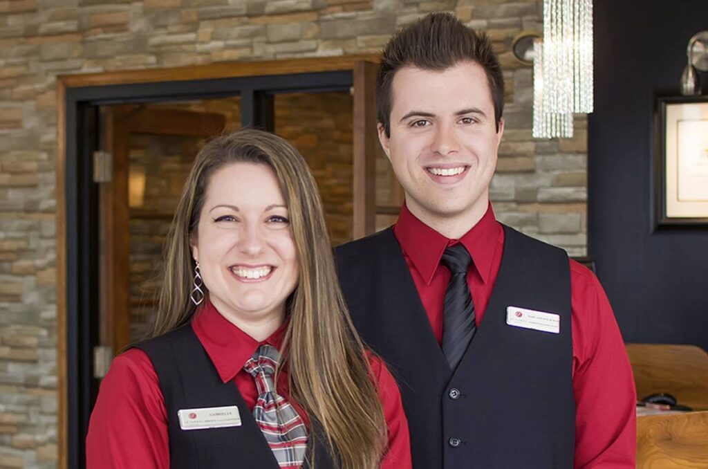 Le meilleur hôtel de Sherbrooke et son personnel dans le halle d'entrée