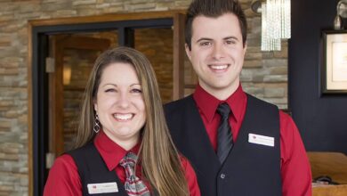 Le meilleur hôtel de Sherbrooke et son personnel dans le halle d'entrée