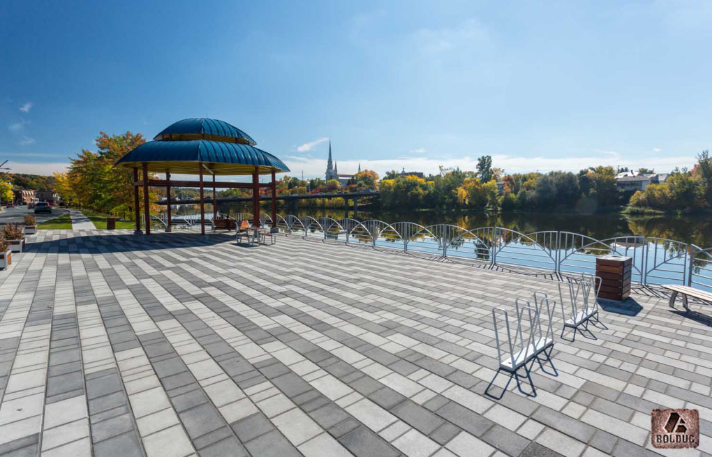 Pavé uni installé aux promenades Redmond de Saint-Georges par Pavé Design