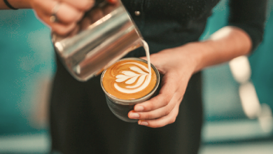 Café à Sherbrooke où du lait chaud est versé dans une tasse de café latté