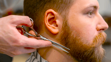 Barbier à Sherbrooke où un homme se fait tailler la barbe