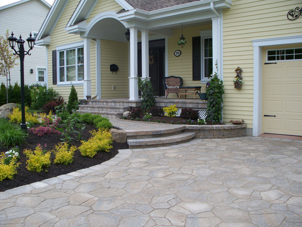 Entrée de cour réalisée en pavé uni de marque Permacon