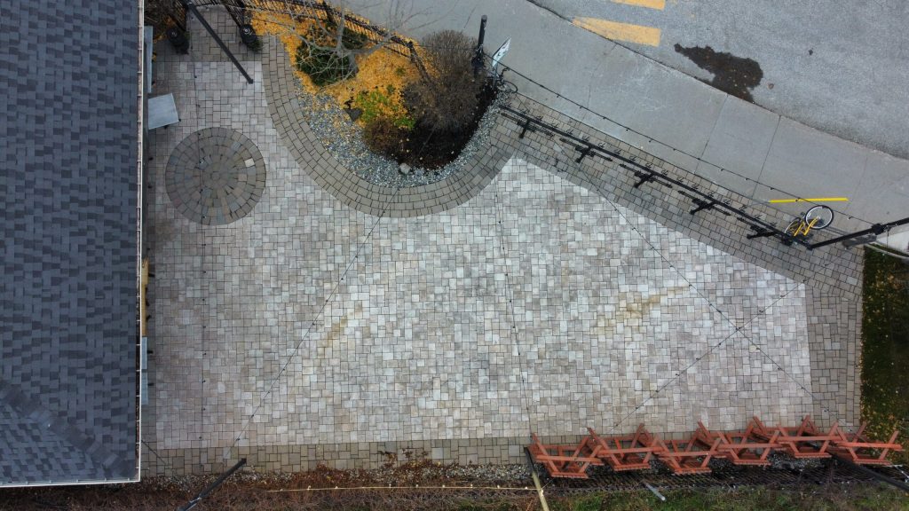 terrasse de restaurant en pavé uni