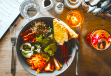 Restaurant végétarien à Sherbrooke avec un plat servi sur une table