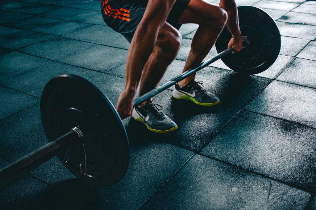 Personne soulevant des haltères dans un gym à Sherbrooke