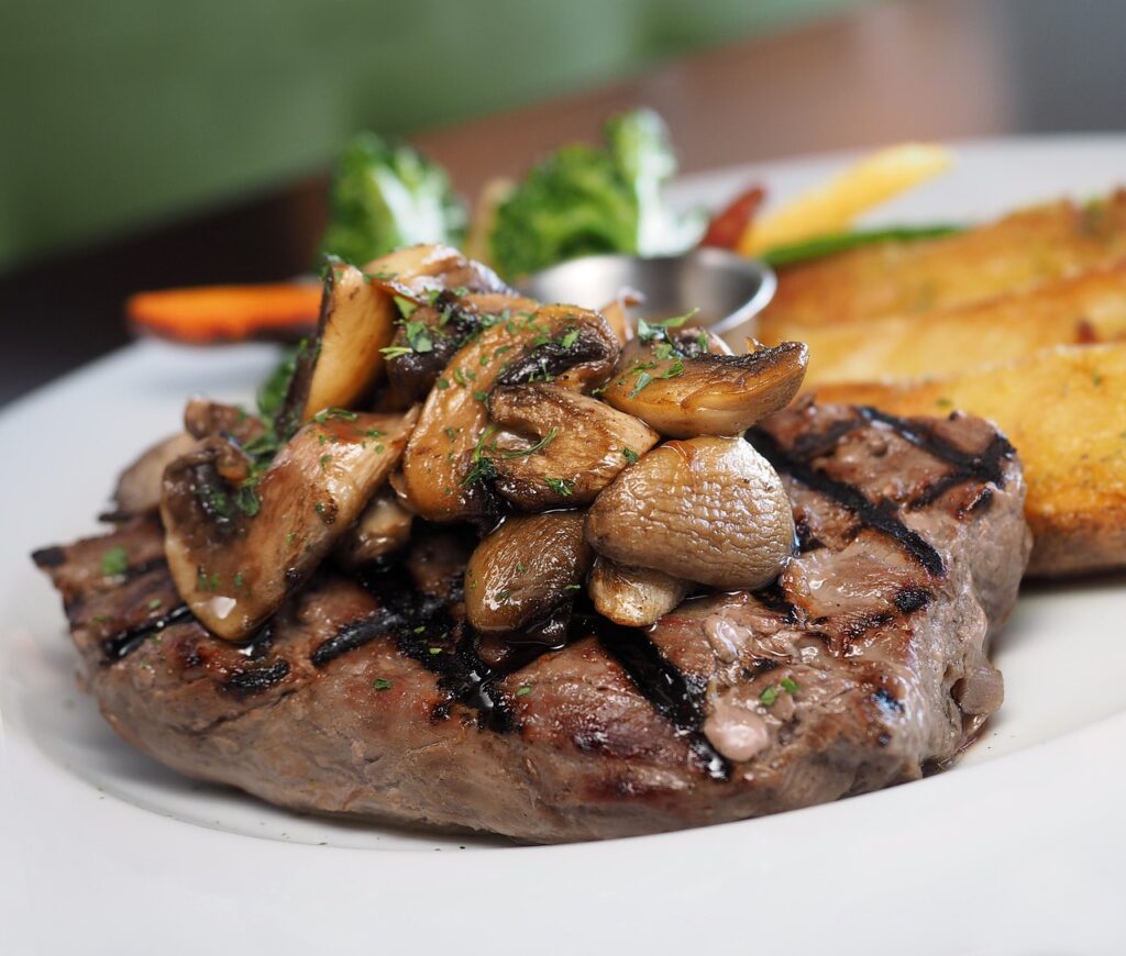 Un steak accompagné de champignons sautés servis dans un restaurant de steak de Sherbrooke